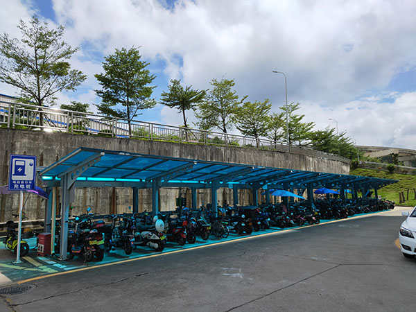 電動車充電樁被霸占，沒地方放電怎么辦